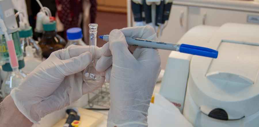 Se trata de un tipo especial de anticuerpos, capaz de unirse al virus e impedir que éste quede libre e ingrese a una nueva célula.
