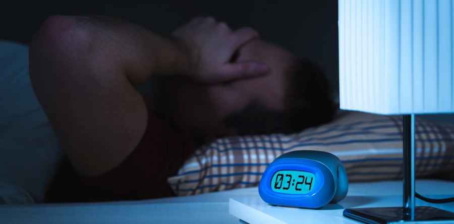 Quedarse en la cama sin poder dormir y otros errores que empeoran el insomnio