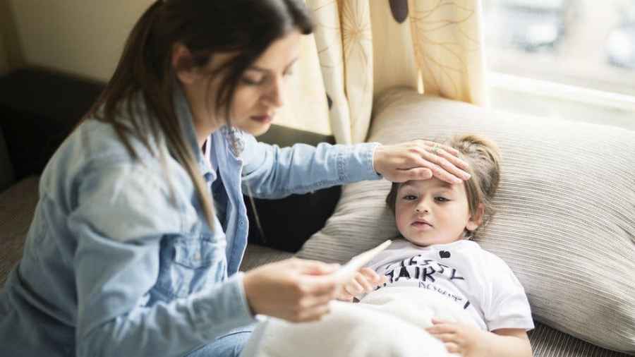 La mayoría de los chicos y los adolescentes que contraen el nuevo coronavirus transitan la infección de manera leve o asintomática, con una baja proporción de casos graves 