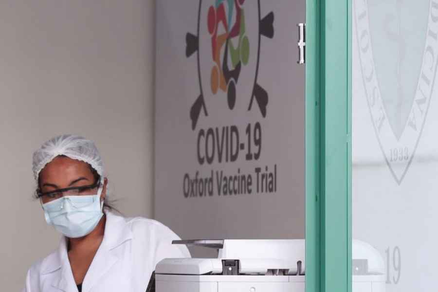 La fórmula desarrollada junto al laboratorio AstraZeneca produjo una respuesta inmune en la etapa preliminar de ensayos clínicos con más de mil voluntarios sanos. La fase 3 ya se está realizando en Reino Unido, Brasil y Sudáfrica