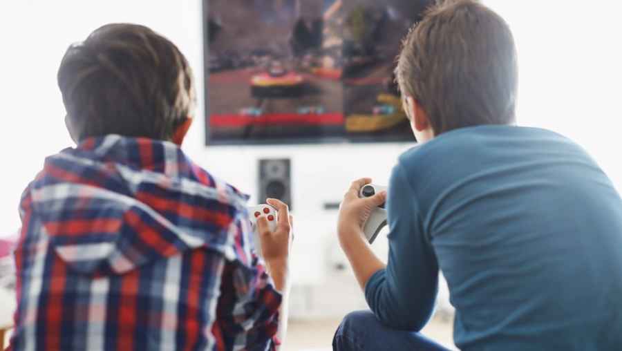 Los chicos que pasan más de dos horas por día frente a las pantallas tienen menor desarrollo cognitivo