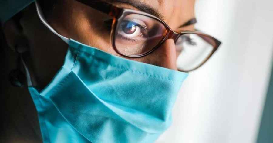 Se detectó SARS-CoV-2 en lágrimas o en los sacos conjuntivales de pacientes con COVID-19 y se informó que algunos oftalmólogos se infectaron durante el tratamiento de rutina