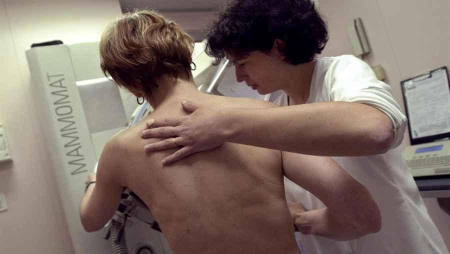 Mamografías a tiempo. Según el Ministerio de Salud de la Nación las mujeres de entre 50 a 70 años deben hacerse una cada dos años junto a un examen físico de las mamas con un médico. Antes de los 50, es opcional.