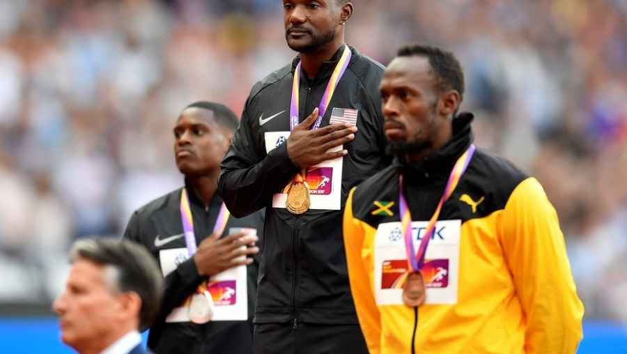 El medallista de oro de los 100 metros masculinos Justin Gatlin, en el centro, junto con su compatriota y medallista de plata Christian Coleman, a la izquierda, y el medallista de bronce Usain Bolt, de Jamaica, en el podio de la ceremonia de entrega de medallas en el Campeonato Mundial de Atletismo de Londres, el domingo 6 de agosto de 2017. A&ntilde;os antes Gatlin fue sancionado por utilizar testosterona. (AP Photo/Martin Meissner)