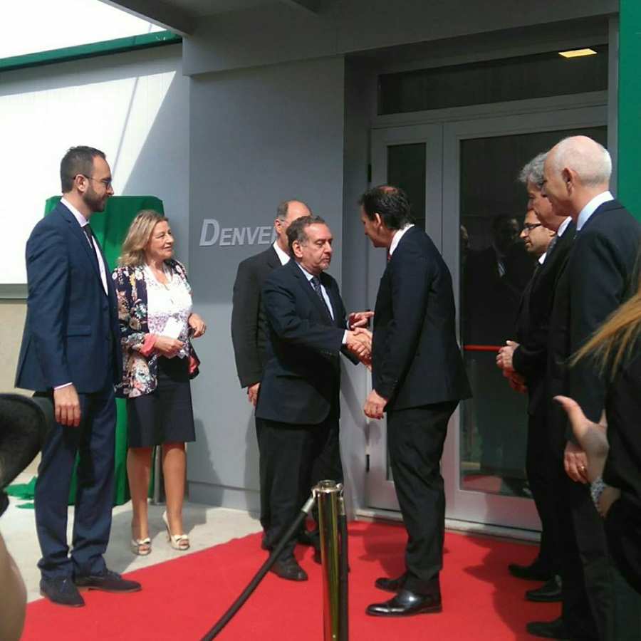 El ministro de Ciencia y Tecnolog&iacute;a e innovaci&oacute;n Productiva, Lino Bara&ntilde;ao y el intendente de Escobar, Ariel Sujarchuk; inaugurando la nueva planta de Denver Farma.