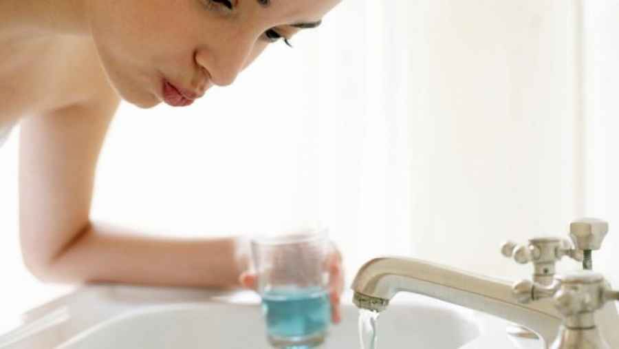 Crema dental y enjuague bucal neutralizan 99.9% del virus que causa Covid-19